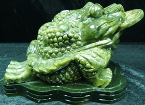 Picture of Dark green jade frog with coin (LA9)